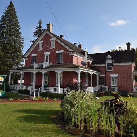 Gil Ann Bed & Breakfast Saint-André-Avellin Exterior foto