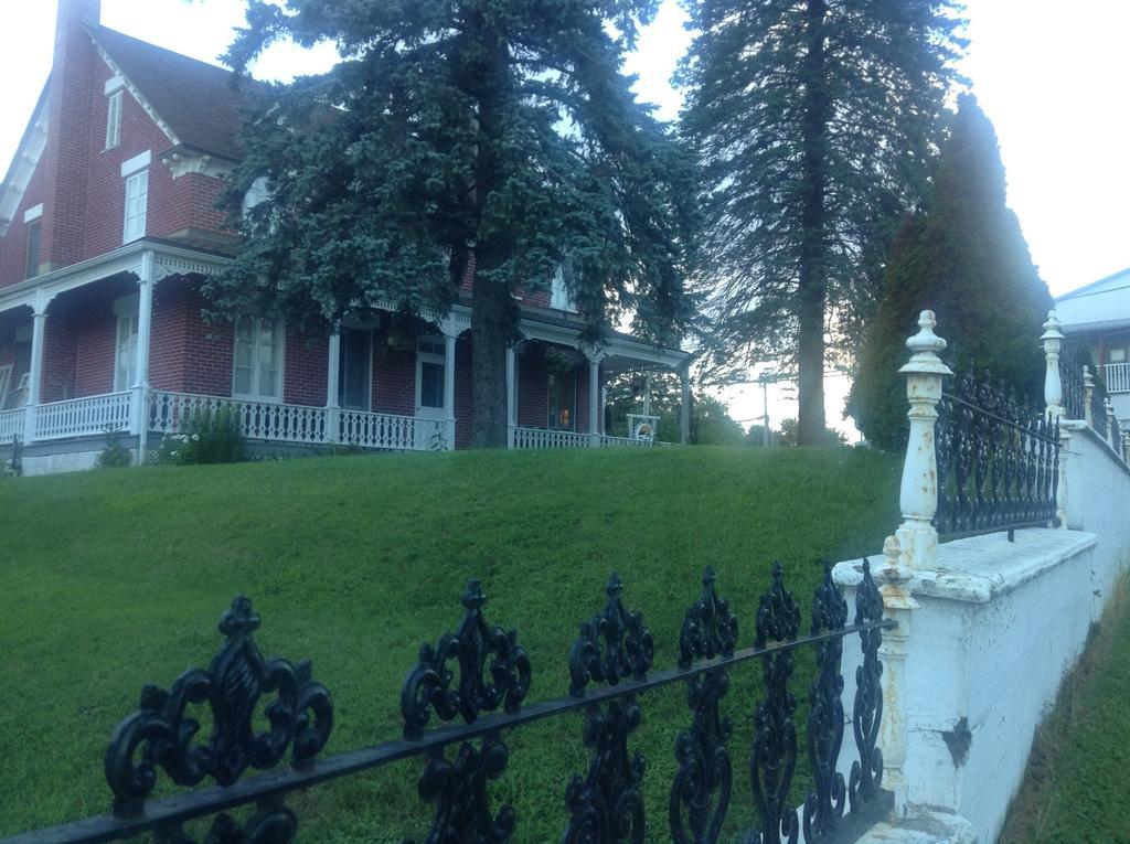 Gil Ann Bed & Breakfast Saint-André-Avellin Exterior foto